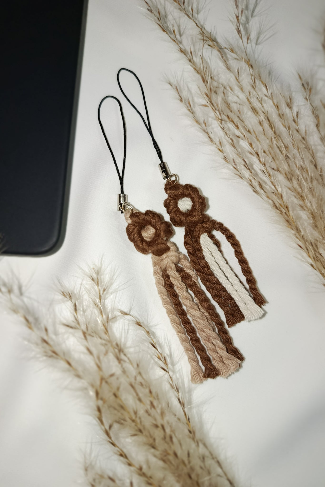 Daisy phone charm